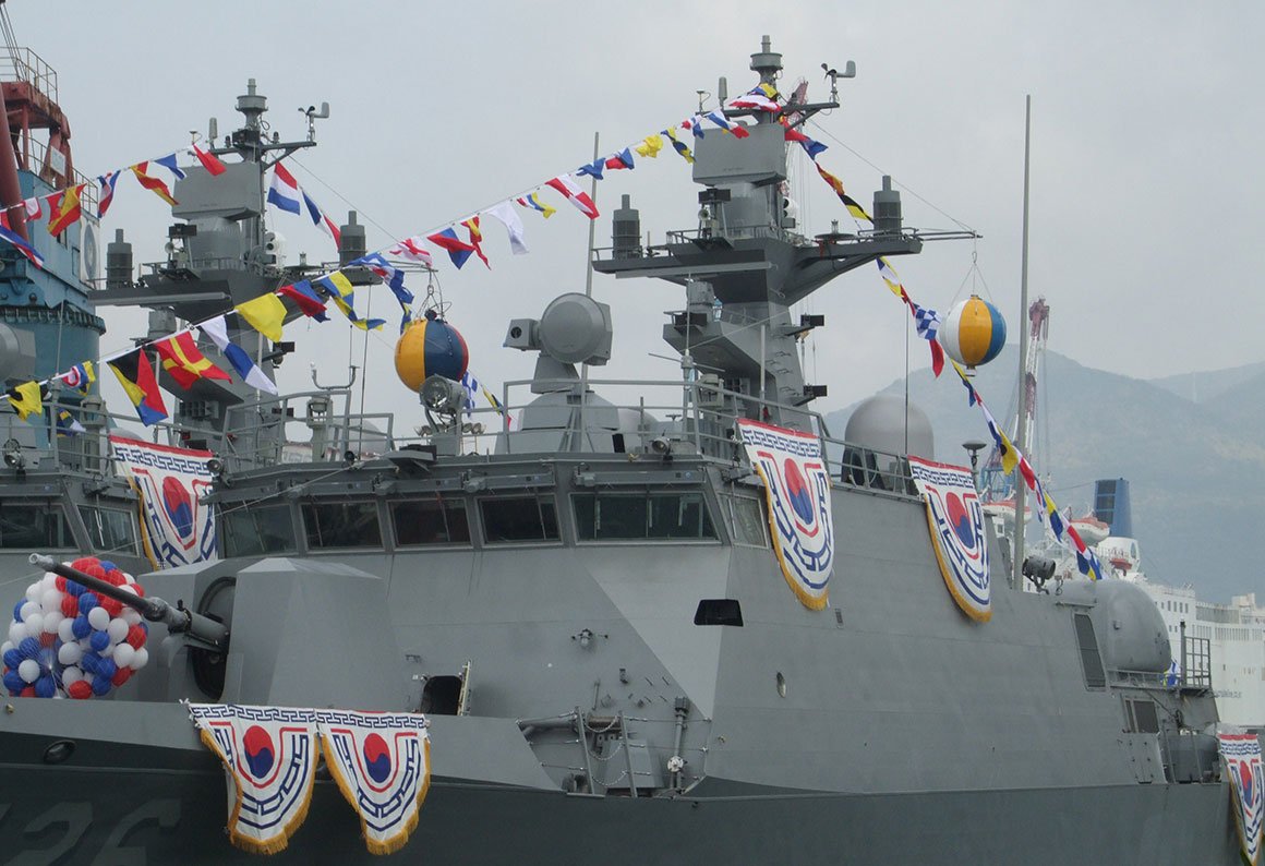 6쪽 한진중공업 유도탄고속함 3척 진수식